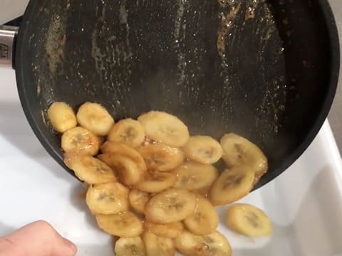 Les rondelles de banane cuites sont débarrassées dans un récipient