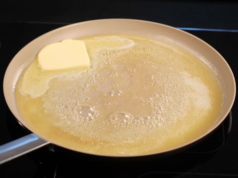 Fonte du beurre dans une poêle