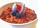 Crumble de figues et m&ucirc;res au pain d'&eacute;pices