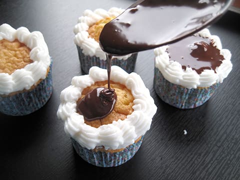 Cupcakes vanille, glaçage au chocolat - 24