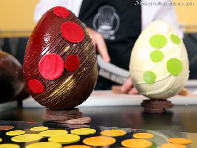 Déclinaison de décors sur œufs de Pâques en chocolat