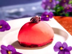Dôme bavaroise chocolat blanc, crémeux violette sur fondant chocolat, nappage miroir violet