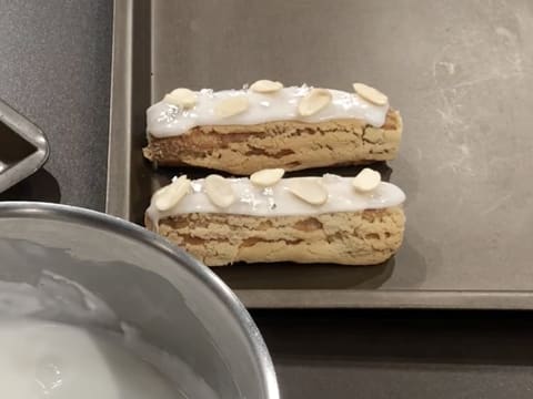 Éclairs glacés et décorés