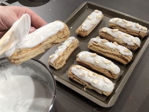 Glaçage blanc sur éclair