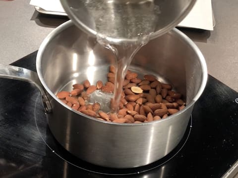 Sirop versé dans casserole