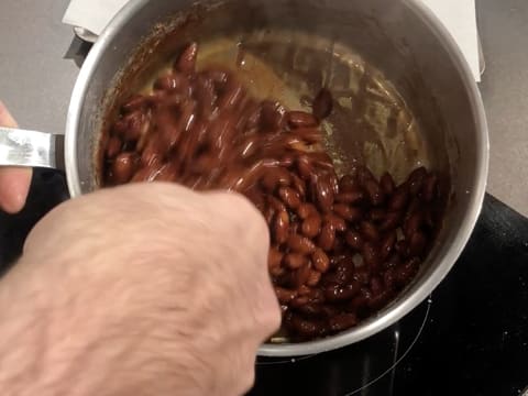 Mélange des amandes caramélisées