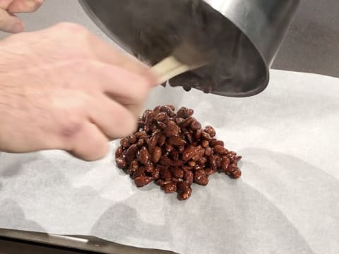 Amandes caramélisées sur papier sulfurisé