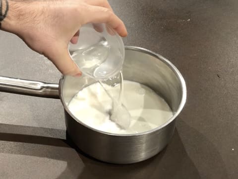 Eau versée dans casserole