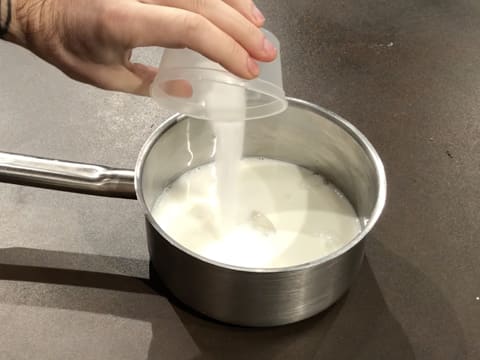 Ajout sel fin dans casserole