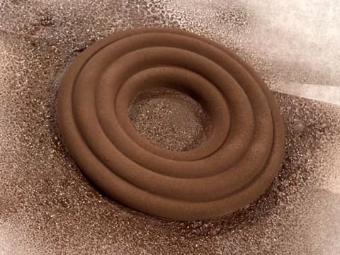 Obtention de l'anneau de crémeux chocolat recouvert de colorant brun à l'effet velours