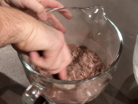 La préparation chocolatée est mélangée avec une spatule type maryse dans la cuve du batteur