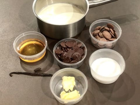 Tous les ingrédients pour la réalisation de la ganache chocolat/tonka