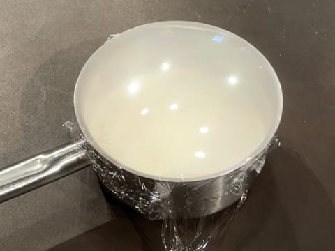 La casserole contenant la crème fleurette est filmée et posée sur le plan de travail