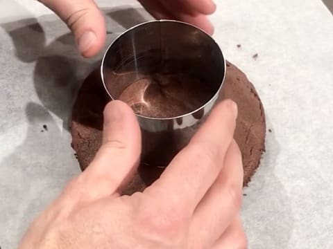 Découpe du milieu du disque de biscuit chocolat avec un petit cercle à mousse