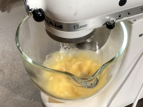 L'œuf et le sucre en poudre sont fouettés dans la cuve du batteur électrique