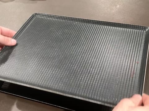 Une plaque à pâtisserie est posée sur le moule silicone