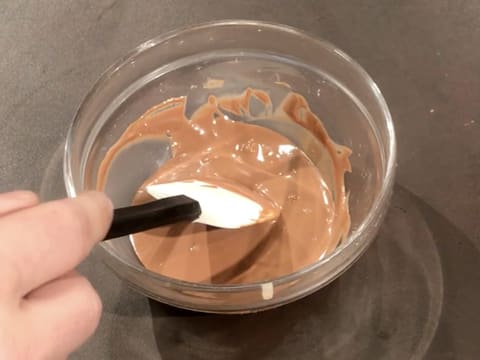 La préparation chocolatée est mélangée dans le bol avec la spatule maryse