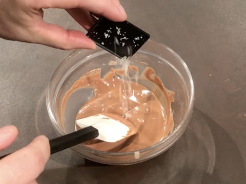 Ajout de la fleur de sel dans le bol contenant la préparation chocolatée