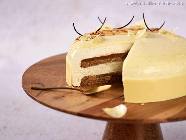 Entremets de Noël vanille, caramel onctueux et cacahuètes