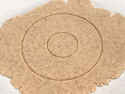 Obtention d'un grand disque de pâte à streusel noisette dont le centre est marqué d'un petit disque