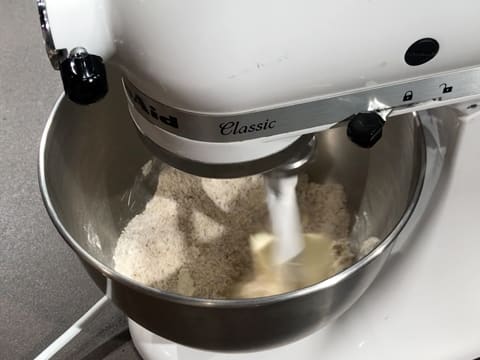 Tous les ingrédients de streusel noisette sont mélangés dans la cuve du batteur électrique, avec l'accessoire feuille