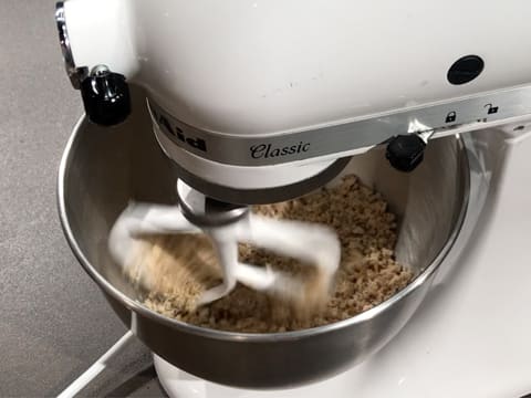 Tous les ingrédients de streusel noisette sont mélangés dans la cuve du batteur électrique, avec l'accessoire feuille, et forment un crumble