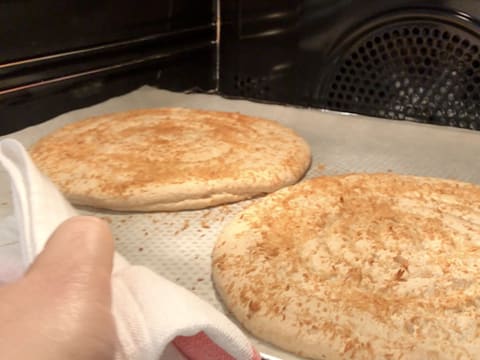 Les dacquoises coco cuites et dorées sont sorties du four