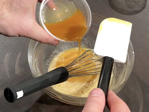 Ajout de la purée de fruit de la passion dans le saladier sur la purée pabana et la préparation blanchie