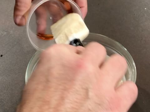 Ajout de la vanille liquide dans le saladier contenant la préparation crémeuse
