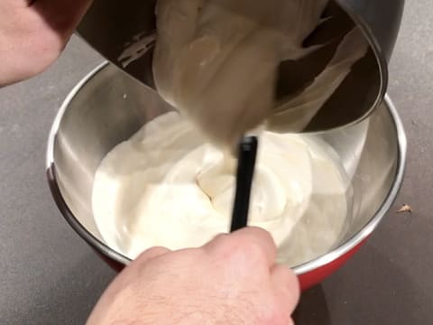 La crème fouettée est versée sur la préparation crémeuse dans le cul de poule