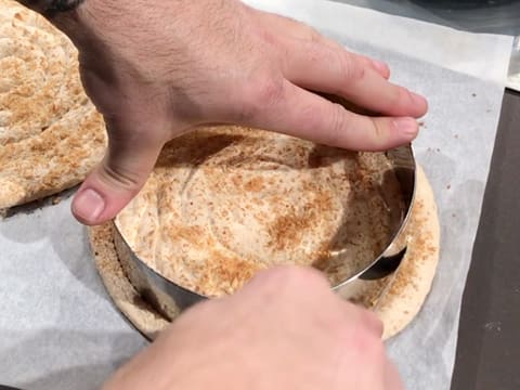 Le disque de dacquoise coco est retaillé avec un cercle à mousse