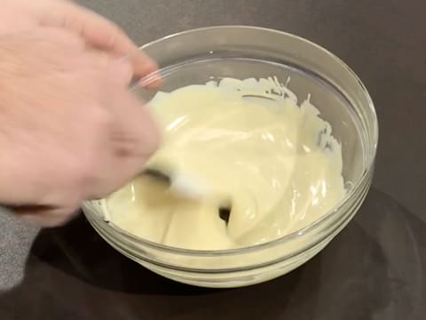 Mélange du chocolat blanc fondu dans un saladier