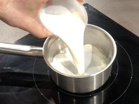 Lait versé dans casserole