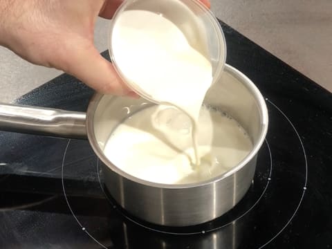 Crème versée dans casserole