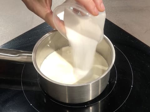 Sucre versé dans casserole