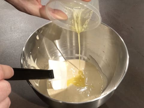 Beurre fondu versé dans la cuve