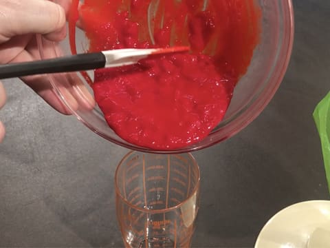 Glaçage rouge versé dans verre