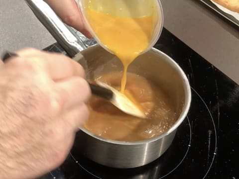 Préparation versée dans la casserole