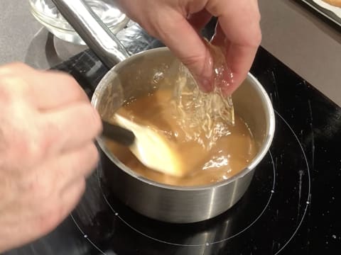 Ajout des feuilles de gélatine dans la casserole