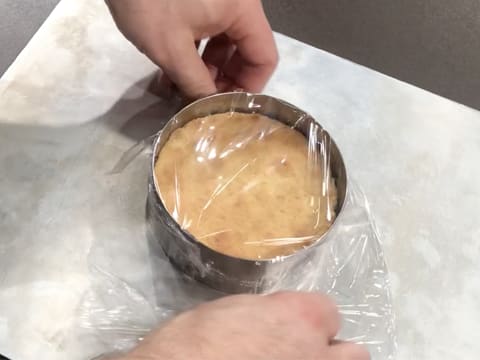 Papier film sur cercle et biscuit