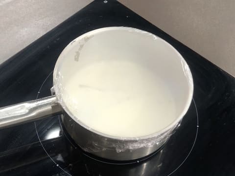 Infusion de la vanille dans la crème