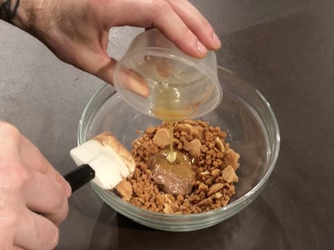 Beurre de cacao fondu versé dans saladier