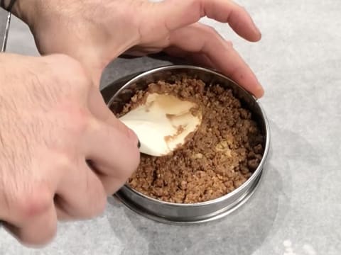 Crumble tassé dans cercle à tarte