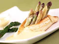 Feuilleté d'asperges, sauce mousseline