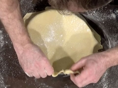 La pâte est foncée à l'intérieur du cercle à mousse