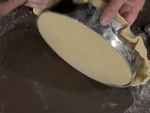 Vision du dessous de la pâte foncée dans le cercle à mousse