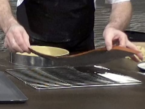 La toile de cuisson spéciale pain est posée sur une grille à pâtisserie, sur le plan de travail