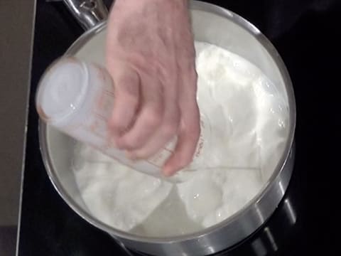 Le lait est versé dans une casserole