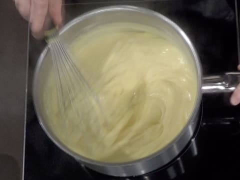La crème dans la casserole a épaissi, et cuit tout en étant fouettée