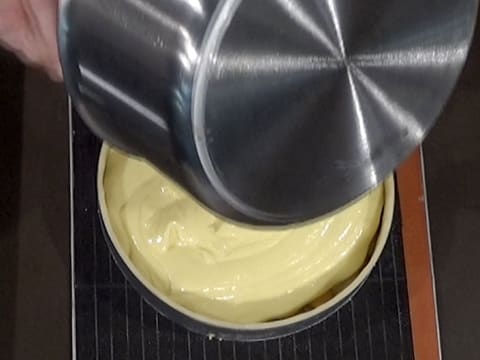 La crème est versée sur le fond de pâte, dans le cercle à mousse